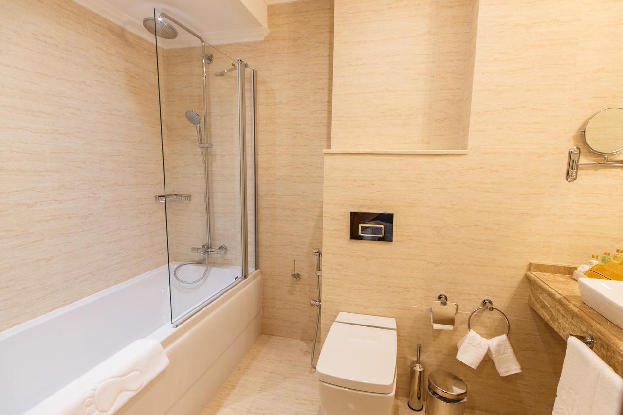 Sultan Palace Hotel Атирау Екстер'єр фото Bathroom with shower screen