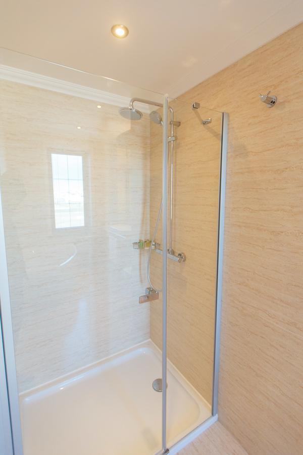 Sultan Palace Hotel Атирау Екстер'єр фото A shower door