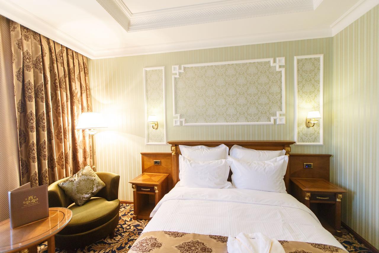 Sultan Palace Hotel Атирау Екстер'єр фото A room in the hotel