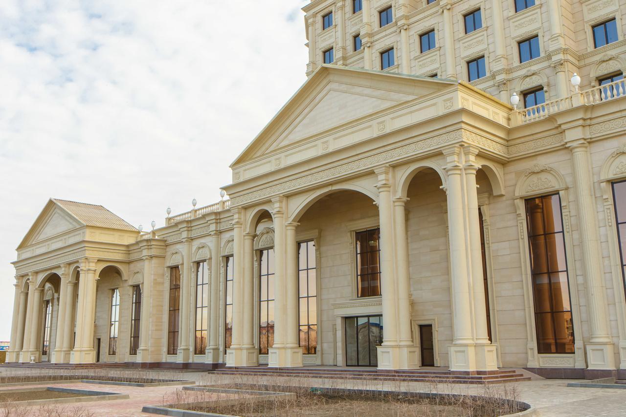 Sultan Palace Hotel Атирау Екстер'єр фото The main entrance of the university