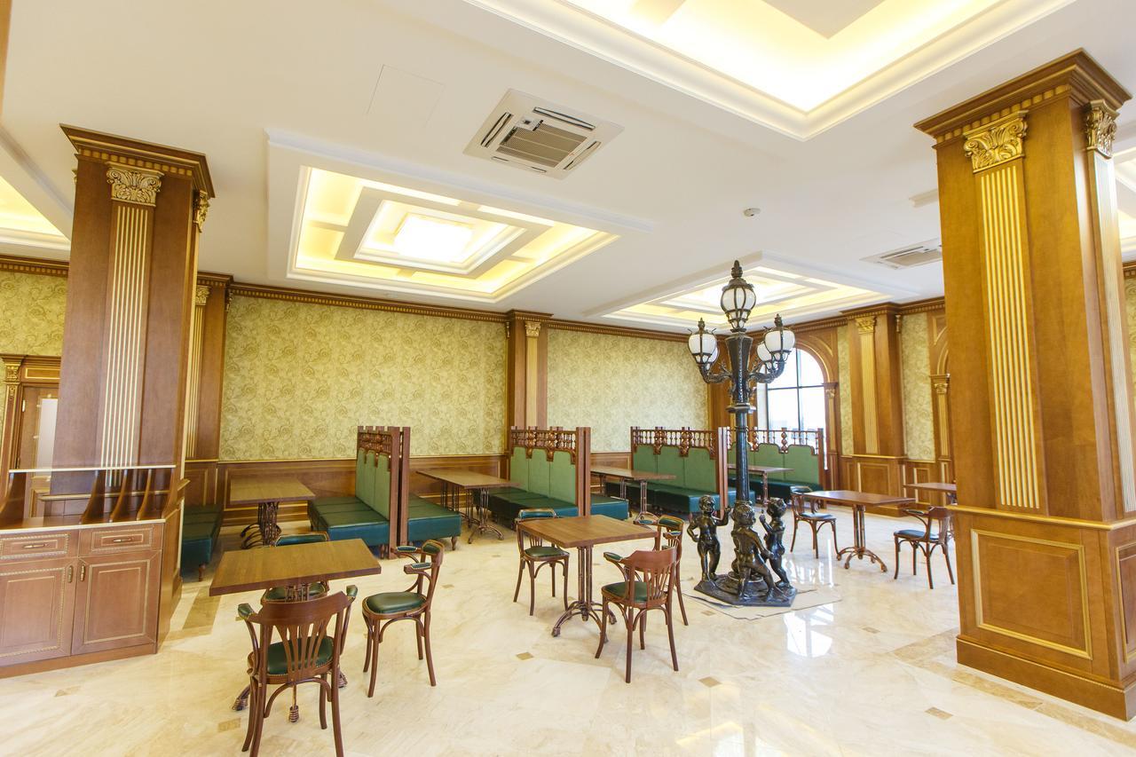 Sultan Palace Hotel Атирау Екстер'єр фото The interior of the restaurant