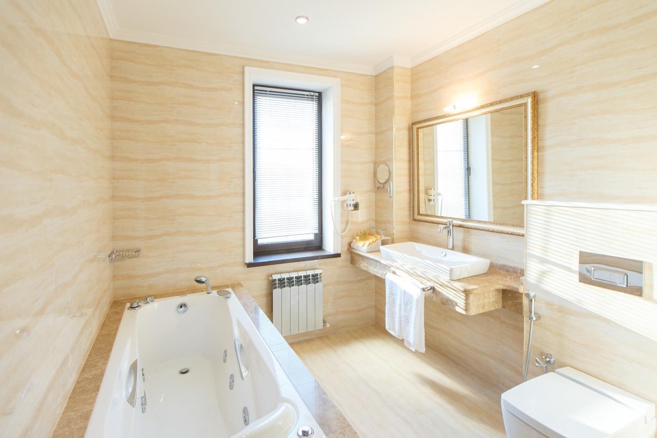 Sultan Palace Hotel Атирау Екстер'єр фото Bathroom