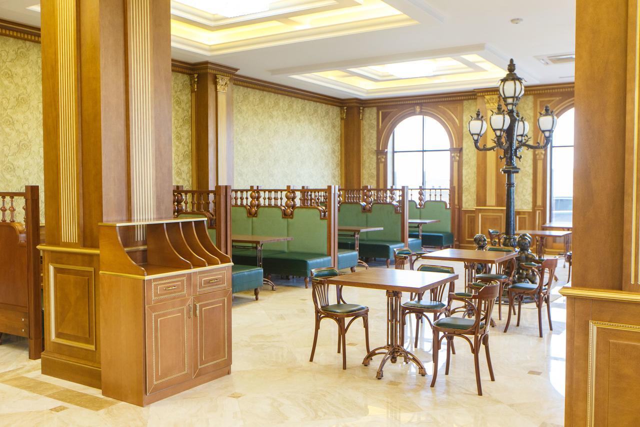 Sultan Palace Hotel Атирау Екстер'єр фото The interior of the restaurant